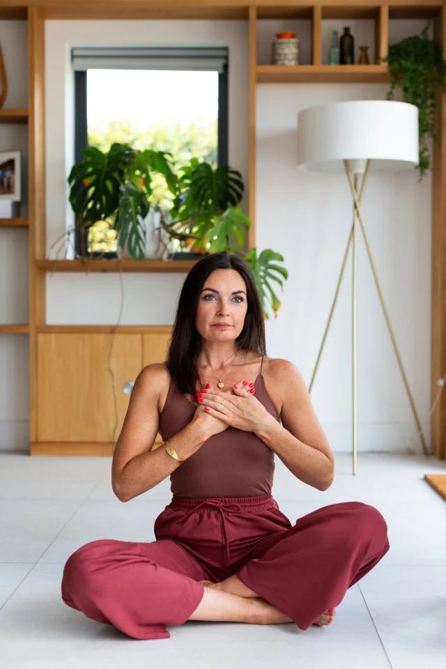 Here's a little Sunday evening reset for anyone who needs it.Take a moment to notice what's supporting your body right now.If you’re sitting, notice the chair underneath you and allow yourself to feel the weight of your body being held. Feel your feet making contact with the floor. And if it feels good to you, take a nice breath in through your nose and a long, gentle exhale out through your mouth.Do that twice or three times more.Then just stay here for a few moments and try to go within and notice what you notice.Sometimes bringing our attention out of our thoughts and back into the physical sensations of our body can help us feel a little more grounded.Then to finish, you could ask yourself:What’s been good this week that I haven’t really stopped to appreciate?A little something to end your Sunday with 💛✨ Hope you have a good week ahead x📷 @victoriaphippsmbe #sundaynightblues #somatichealing #somatics #relaxation #selfcare